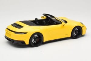 Porsche 911 992 Carrera 4 GTS Cabriolet Jaune Minichamps 1:18 155063030 Métal — image 2 sur 6