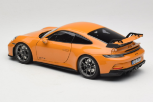 Porsche 911 992 GT3 Bahama Yellow Norev 1:18 187387 Métal — image 7 sur 8