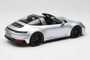 Porsche 911 992 Targa 4 GTS Argent Minichamps 1:18 155061061 Métal — image 2 sur 6