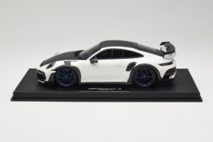 Porsche 911 992 TechArt GTstreet R Blanc Avec Roues Bleues TechArt 1:18 REMC014 Résine