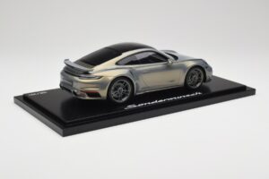 Porsche 911 Turbo S 992 Silver Bamboo Chromaflire With Display Case Spark 1:18 WAP0219100RTSS Résine — image 3 sur 7