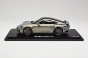Porsche 911 Turbo S 992 Silver Bamboo Chromaflire With Display Case Spark 1:18 WAP0219100RTSS Résine