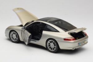 Porsche 911 996 Carrera 4S Argent Maisto 1:18 WAP02102212 Métal — image 5 sur 8