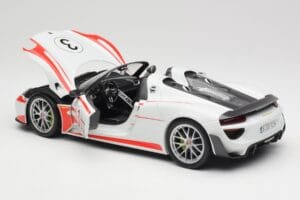Porsche 918 Spyder Weissach Package Salzburg Minichamps 1:18 110062441 Métal — image 5 sur 8