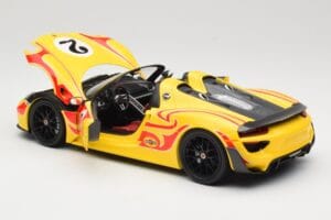 Porsche 918 Spyder Weissach Package Jaune Avec Rayures Minichamps 1:18 110062446 Métal — image 5 sur 8
