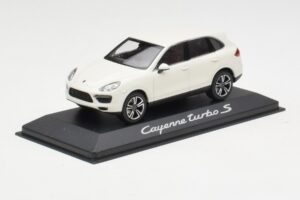 Porsche Cayenne 958 Turbo S Blanc Minichamps 1:43 WAP0200220C Métal — image 2 sur 4