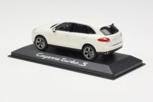 Porsche Cayenne 958 Turbo S Blanc Minichamps 1:43 WAP0200220C Métal — image 3 sur 4