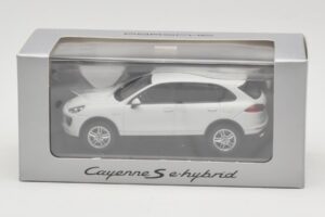 Porsche Cayenne 958 S e-Hybrid Blanc Minichamps 1:43 WAP0200040E Métal — image 4 sur 4
