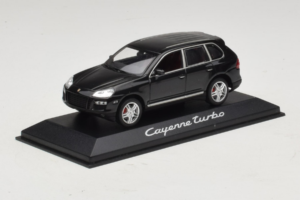 Porsche Cayenne Turbo Dark Green Metallic Minichamps 1:43 WAP02061117 Métal — image 2 sur 5