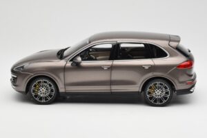 Porsche Cayenne E2 Turbo S Umbra Métallique Minichamps 1:18 WAP0213020F Métal — image 4 sur 8