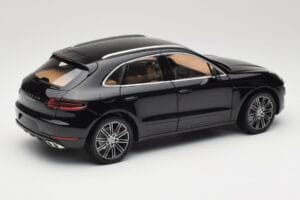 Porsche Macan Turbo 95B Black Metallic Minichamps 1:18 110062502 Métal — image 3 sur 8