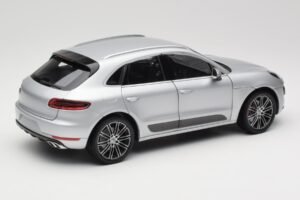 Porsche Macan Turbo 95B Argent Minichamps 1:18 110062504 Métal — image 3 sur 8