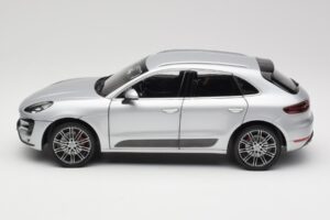 Porsche Macan Turbo 95B Argent Minichamps 1:18 110062504 Métal — image 4 sur 8