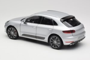 Porsche Macan Turbo 95B Argent Minichamps 1:18 110062504 Métal — image 5 sur 8