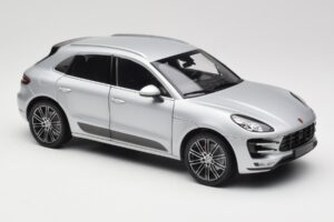 Porsche Macan Turbo 95B Argent Minichamps 1:18 110062504 Métal — image 6 sur 8