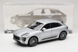 Porsche Macan Turbo 95B Argent Minichamps 1:18 110062504 Métal — image 8 sur 8