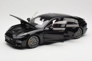 Porsche Panamera 971 Turbo S Noir Metallic Minichamps 1:18 113061076 Métal — image 2 sur 8