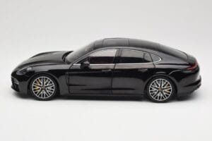 Porsche Panamera 971 Turbo S Noir Metallic Minichamps 1:18 113061076 Métal — image 4 sur 8