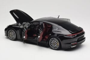 Porsche Panamera 971 Turbo S Noir Metallic Minichamps 1:18 113061076 Métal — image 5 sur 8