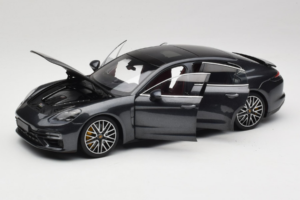 Porsche Panamera 971 Turbo S Grey Metallic Minichamps 1:18 113061073 Métal — image 2 sur 8