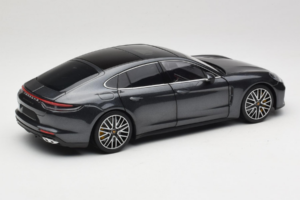 Porsche Panamera 971 Turbo S Grey Metallic Minichamps 1:18 113061073 Métal — image 3 sur 8