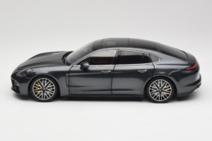 Porsche Panamera 971 Turbo S Grey Metallic Minichamps 1:18 113061073 Métal — image 4 sur 8