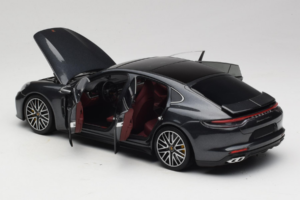 Porsche Panamera 971 Turbo S Grey Metallic Minichamps 1:18 113061073 Métal — image 5 sur 8