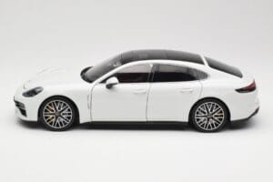 Porsche Panamera 971 Turbo S Blanc Metallic Minichamps 1:18 113061074 Métal — image 4 sur 8
