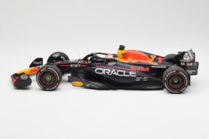 Red Bull Racing RB19 #1 M. Verstappen Winner Spanish GP 2023 Minichamps 1:18 110230801 Métal — image 3 sur 6