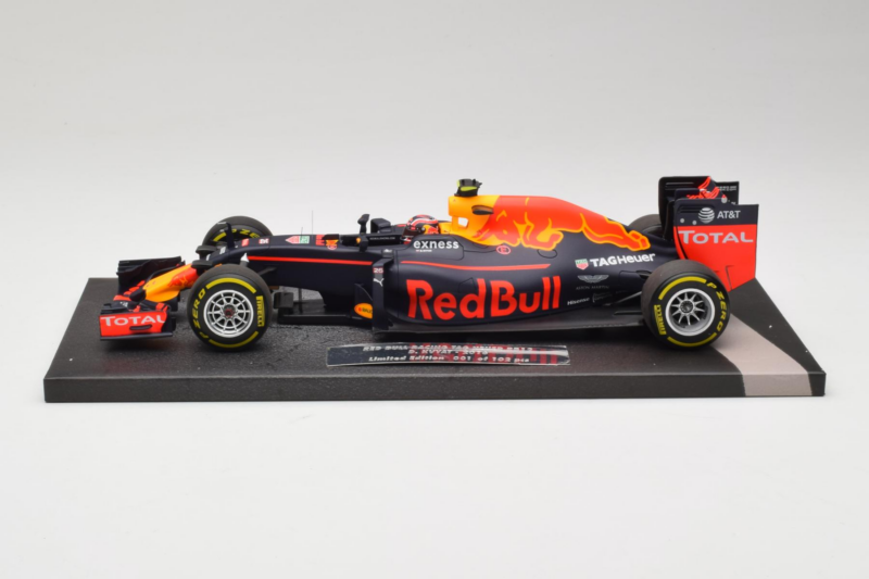Red Bull RB12 Tag Heuer #26 D. Kvyat Red Bull Racing Showcar 2016 Minichamps 1:18 117160026 Résine