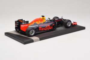 Red Bull RB12 Tag Heuer #3 D. Ricciardo Red Bull Racing 1st Pole Monaco Grand Prix 2016 Minichamps 1:18 117160103 Résine — image 3 sur 7
