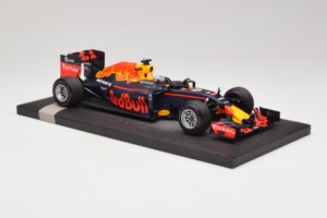 Red Bull RB12 Tag Heuer #3 D. Ricciardo Red Bull Racing 1st Pole Monaco Grand Prix 2016 Minichamps 1:18 117160103 Résine — image 4 sur 7