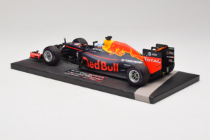 Red Bull RB12 Tag Heuer #3 D. Ricciardo Red Bull Racing 1st Pole Monaco Grand Prix 2016 Minichamps 1:18 117160103 Résine — image 5 sur 7