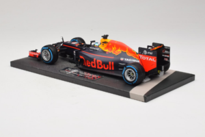 Red Bull RB12 Tag Heuer #3 D. Ricciardo Red Bull Racing Brazilian Grand Prix 2016 Minichamps 1:18 117161203 Résine — image 5 sur 6
