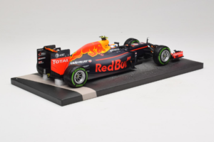 Red Bull RB12 Tag Heuer #33 M. Verstappen Red Bull Racing Showcar 2016 Minichamps 1:18 117161233 Résine — image 3 sur 7