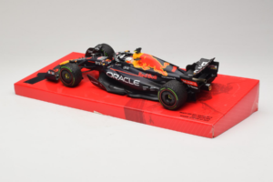 Red Bull RB18 #1 M. Verstappen Oracle Red Bull Racing Japanese Grand Prix Winner World Champion 2022 Minichamps 1:18 11322280 — image 5 sur 7