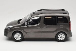 Renault Juvaquatre Break 300 kg Ivoire Norev 1:18 185260 Métal — image 3 sur 6