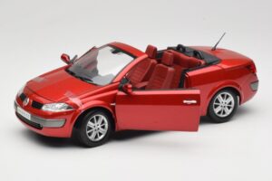 Renault Megane Mk1 CC Rouge Solido 1:18 8152 Métal — image 2 sur 8