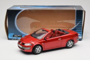 Renault Megane Mk1 CC Rouge Solido 1:18 8152 Métal — image 8 sur 8