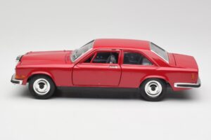 Rolls-Royce Camargue Rouge Bburago 1:22 3001 Métal — image 4 sur 8