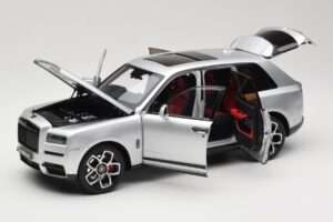 Rolls-Royce Cullinan Argent Avec Shadow Wheels OEM 1:18 028-16A Métal — image 2 sur 8