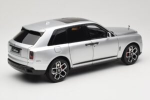Rolls-Royce Cullinan Argent Avec Shadow Wheels OEM 1:18 028-16A Métal — image 3 sur 8
