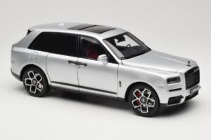 Rolls-Royce Cullinan Argent Avec Shadow Wheels OEM 1:18 028-16A Métal — image 6 sur 8