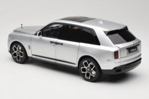 Rolls-Royce Cullinan Argent Avec Shadow Wheels OEM 1:18 028-16A Métal — image 7 sur 8