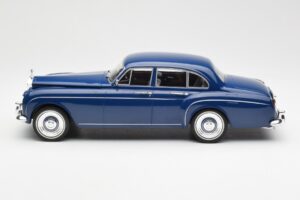 Rolls-Royce Silver Cloud III Flying Spur Mulliner RHD Bleu Foncé MCG 1:18 MCG18124 Métal — image 3 sur 6