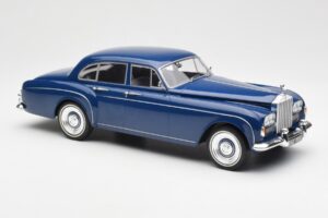 Rolls-Royce Silver Cloud III Flying Spur Mulliner RHD Bleu Foncé MCG 1:18 MCG18124 Métal — image 4 sur 6