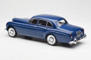 Rolls-Royce Silver Cloud III Flying Spur Mulliner RHD Bleu Foncé MCG 1:18 MCG18124 Métal — image 5 sur 6