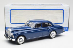 Rolls-Royce Silver Cloud III Flying Spur Mulliner RHD Bleu Foncé MCG 1:18 MCG18124 Métal — image 6 sur 6