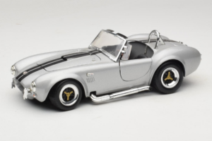 Shelby Cobra 427S/C Argent Avec Rayures Noires Road Signature 1:18 92058 Métal