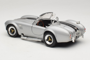 Shelby Cobra 427S/C Argent Avec Rayures Noires Road Signature 1:18 92058 Métal — image 7 sur 8